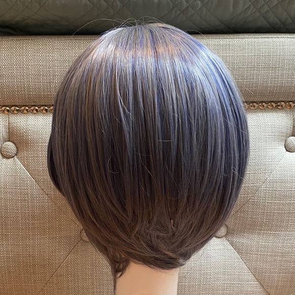 NWOT Short Grey Blue Bob Wig - Picture 3 of 9